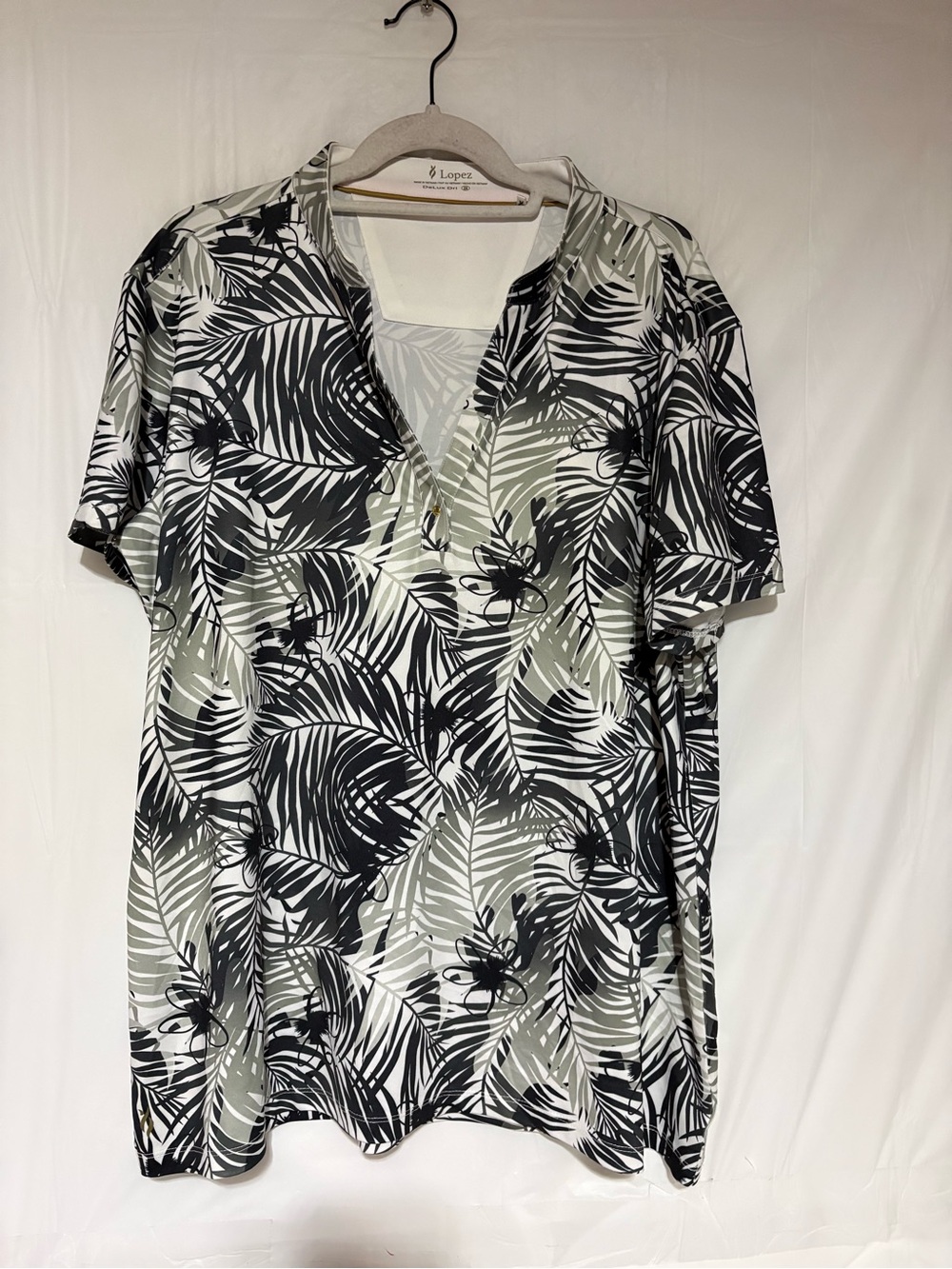 Lopez V-Neck Short Sleeve Tee in Olive and Black Palm Print